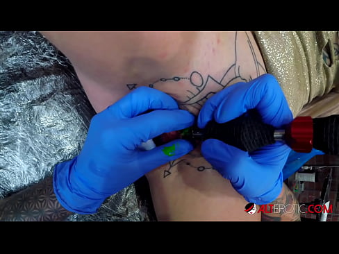 ❤️ Tsis tshua muaj tattooed hottie Sully Savage tau txais tattoo ntawm nws clitoris Super porn ntawm peb Ib ❤